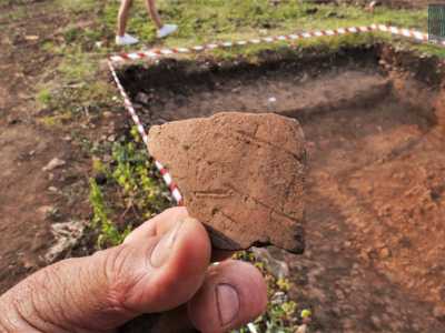 L�archeologo ci mostra frammenti di terracotta su cui sono ancora visibili le tracce delle unghie del fabbricatore... 